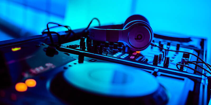 DJ emenes Delivers ‘Podcast’ Mix
